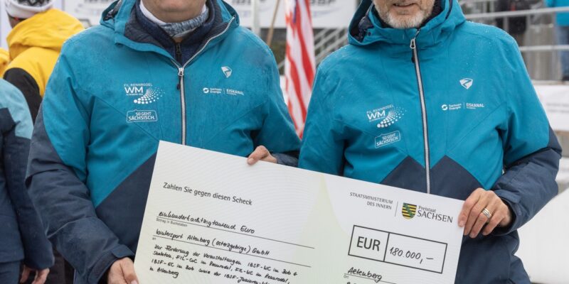 2024-12-08 Altenberg - SMI -  IBSF Bob und Skeleton Weltcups Fördermittelbescheide
 
Sportminister Armin Schuster überreicht heute anlässlich des IBSF Bob und Skeleton Weltcups in Altenberg fünf Zuwendungsbescheide in einer Gesamthöhe von 180.000 Euro an die Wintersport Altenberg (Osterzgebirge) GmbH. Die heutigen Top-Athletinnen und Top-Athleten würdigt er persönlich bei der Medaillenvergabe. Staatsminister Armin Schuster: »Der Altenberger Weltcup Bob und Skeleton ist seit Jahren eine feste Größe im internationalen Wintersportkalender. Die Staatsregierung unterstützt auch dieses Jahr den Spitzensport vor Ort. Die Förderung ist auch ein Bekenntnis für den Standort, unsere Wintersportlerinnen und Wintersportler und unsere Vereine, die den Freistaat weltweit repräsentieren.« Die Staatsregierung unterstützt den Spitzensport in der Wintersportsaison 2024/2025 bei den folgenden internationalen Wettkämpfen: 50.000 € für den IBSF-WC im Bob &amp; Skeleton vom 2.12. bis 8.12.2024 50.000 € für den FIL-WC im Rennrodel vom 6.1. bis 12.1.2025 30.000 € für die IBSF- Junioren WM im Bob vom 10.2. bis 16.2.2025 25.000 € für den FIL-CoC im Rennrodel vom 16.12. bis 19.12.2024 25.000 € für den IBSF-EC im Bob vom 3.2. bis 8.2.2025. Die Maßnahmen werden mitfinanziert mit Steuermitteln auf Grundlage des vom Sächsischen Landtag beschlossenen Haushaltes.
 
Foto: Sächsisches Staatsministerium des Innern / Alexander Fuhrmann
 
Nutzungsrechtseinräumung/Lizenz-Überlassung erfolgt zeitlich und räumlich unbegrenzt, d.h. inkl. aller Bild- und Nutzungsrechte, explizit einschließlich Nutzungsrechte für die Veröffentlichung in Zeitungen, Zeitschriften, auf Webseiten / Online-Kommunikation und sozialen Netzwerken.
 
Übertragungsreferenz:AF20241208-SMI