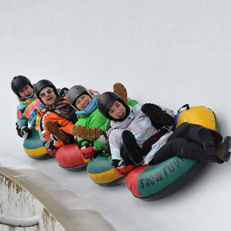 4 Personen sitzen in den Ice-Tubes