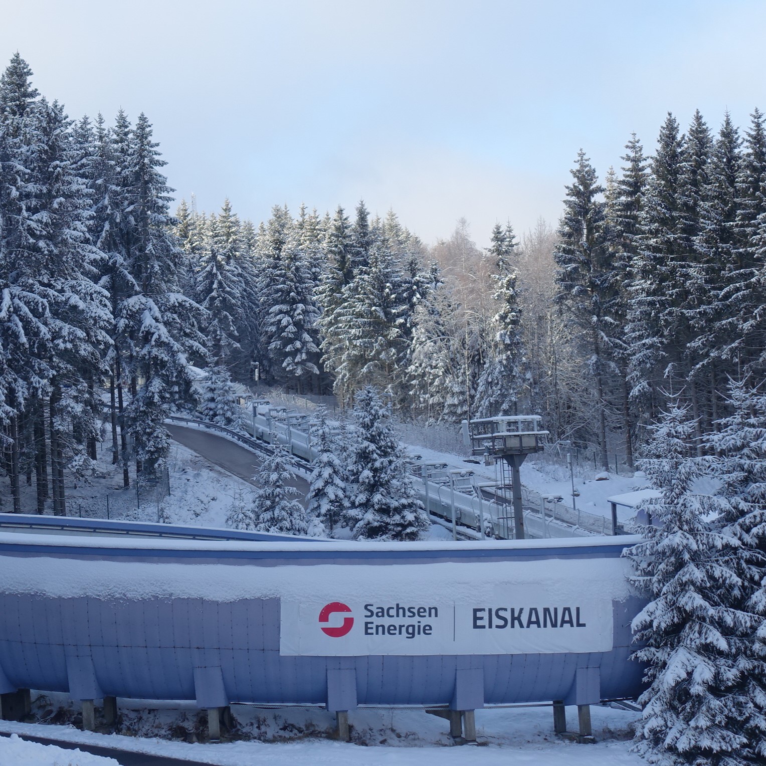 Die Rennschlitten- und Bobbahn im Winter.