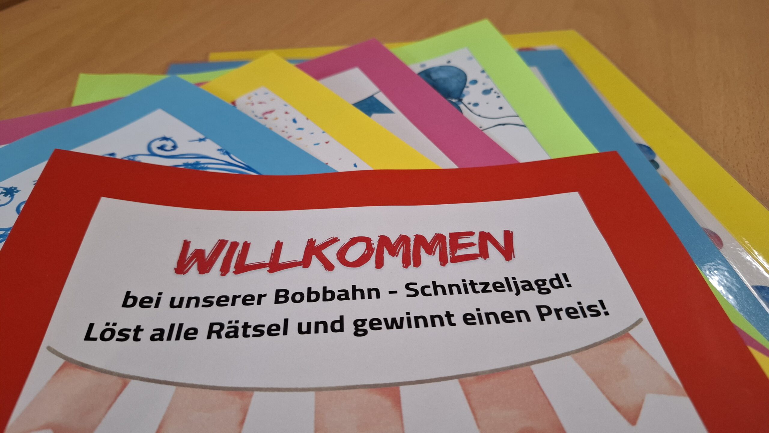bunte Karten mti Rätselaufgaben für Schnitzeljagd