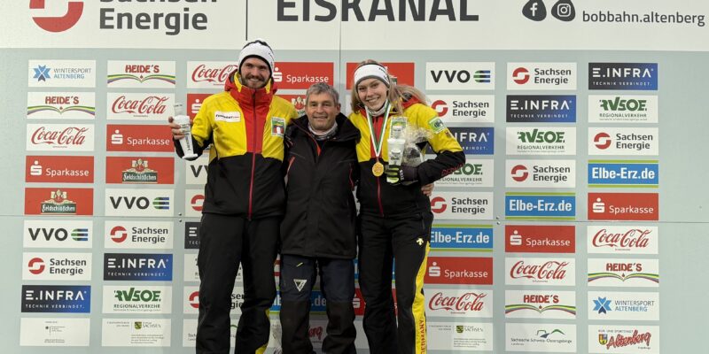 Die neuen Bahnrekordhalter mit Eismeister Mende