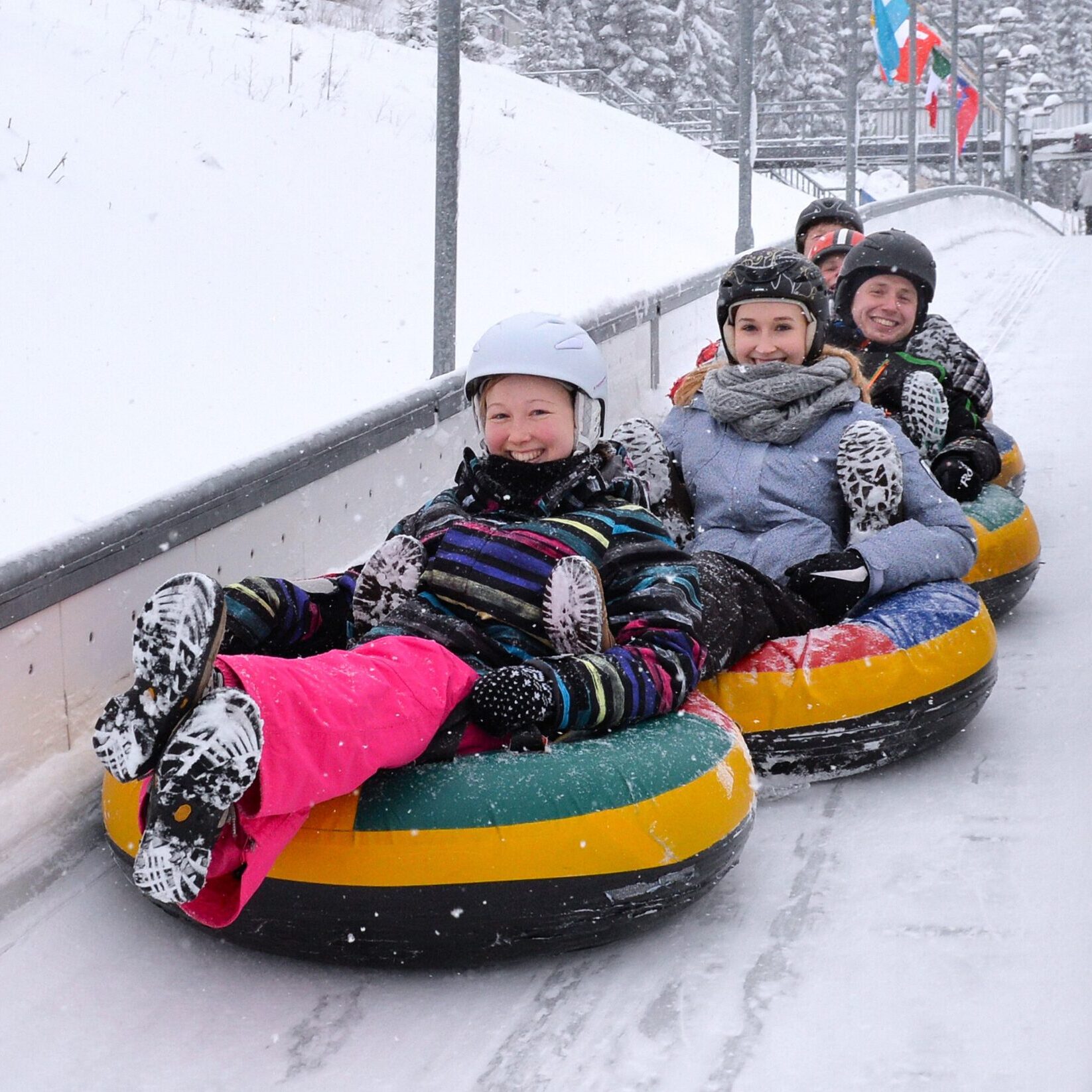 Vier Personen sitzen in Ice-Tubes. Es ist Winter.